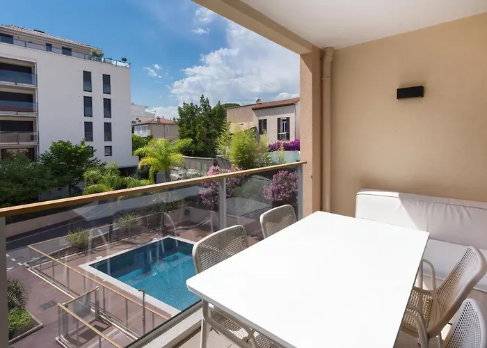 2 Pieces Avec Clim, Terrasse, Piscine, 100M Plage