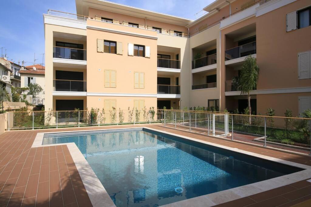 2 Pieces Avec Clim, Terrasse, Piscine, 100m Appartement